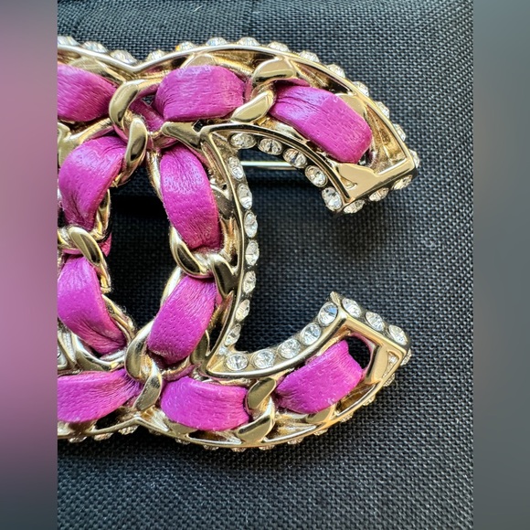 CHANEL 21P GOLDEN GOLD TONE CC LOGO PINK PURPLE LEATHER CHAIN CRYSTAL BROOCH PIN - Picture 5 of 12